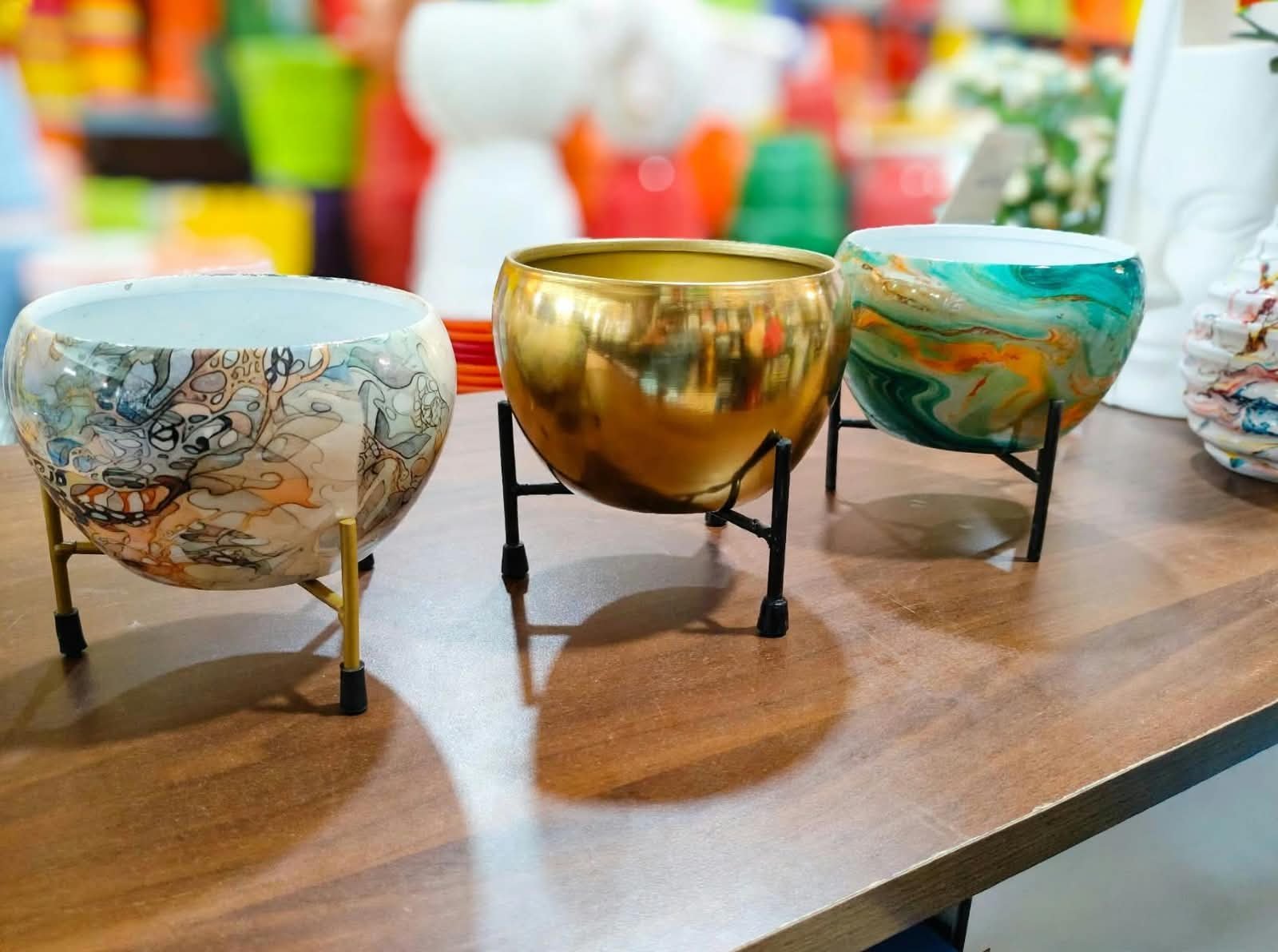 Metal pot with stand